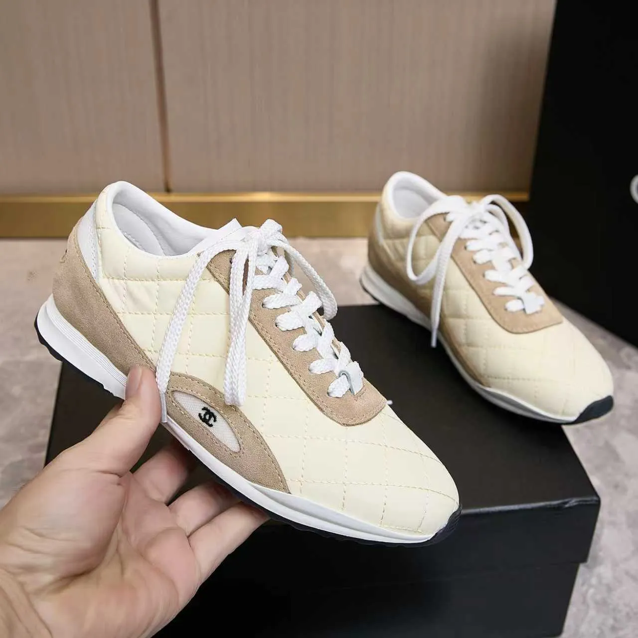 p560 Chanel Chanel - 2025 counter top casual sports shoes This classic design; the upper is electro-embroidered with a variety of techniques; the outsole is fashionable and sporty; the extraordinary inclusion of a variety of color matching elements... The diversified mix and match is very good-looking and versatile, casual, fashionable, sports and outdoor can be taken into account... ꫛꫀꪝ Go➫ Material: ❶Upper made of: original imported high silk cowhide suede ❷Inner use: Original imported breathable mesh ❸ Outsole based on: Original TPU combination outsole Counter boutique packaging complete set Female 35–41 Male 38-46